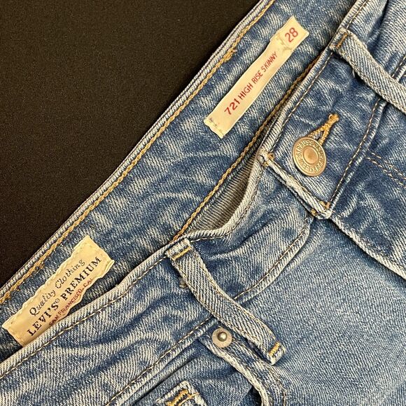 ~ Levi's Premium 721 High Rise Skinny sz 28 Cut-Off Jean Shorts Light/Med Wash - Picture 11 of 15